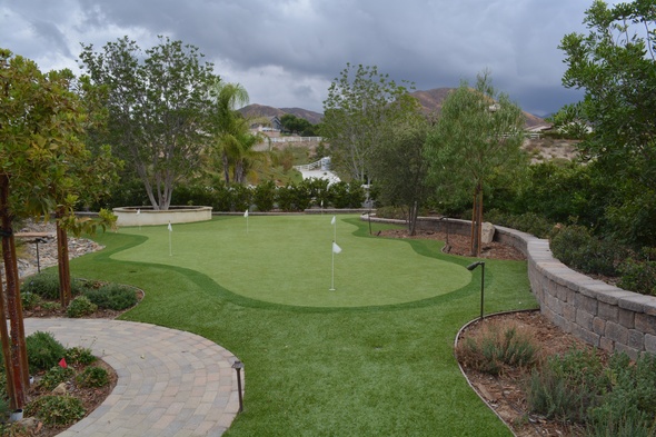 Toronto Synthetic grass golf green in a landscaped backyard