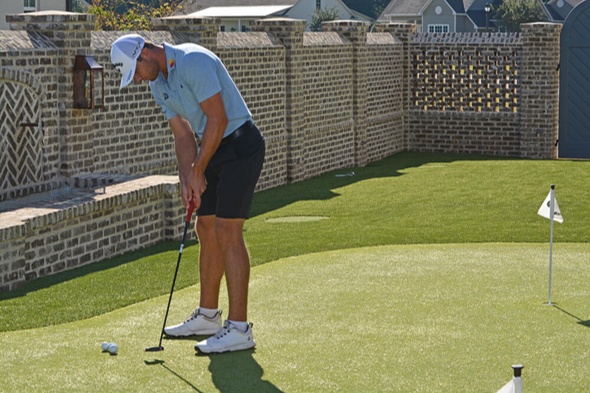 Toronto Golfer putting on synthetic grass