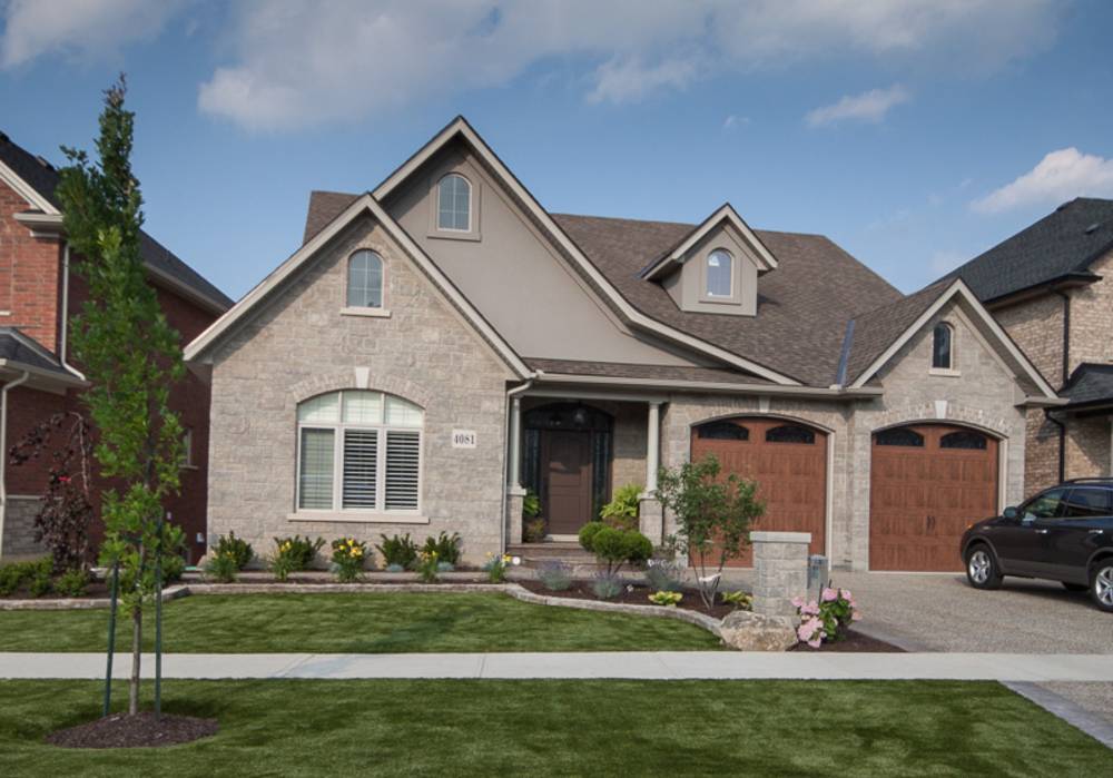 front&#32;yard&#32;with&#32;driveway